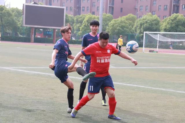巴基斯坦女部长乌鲁木齐着传统服饰亮相